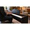 Piano digital sobre estante com banqueta em sala de estar