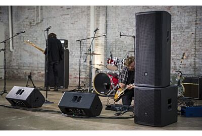 Qual a diferença entre caixa de som ativa e passiva?