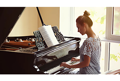 Pianos de cauda: elegância e potência sonora para músicos exigentes