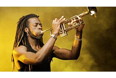 Como tocar trompete?