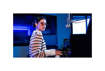 Lucy Alves encantada com os produtos da Teclacenter