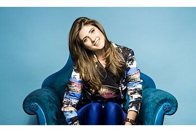 Cantora Mica lança lyric vídeo de música produzida por Latino