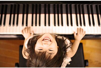 Por que e como incentivar crianças a fazerem aulas de piano?