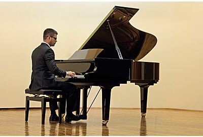 Como ajustar a altura do piano para tocar com mais conforto?