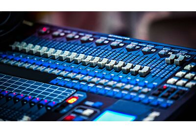 Equipamentos de som profissional: qualidade e potência para suas produções na TeclaCenter