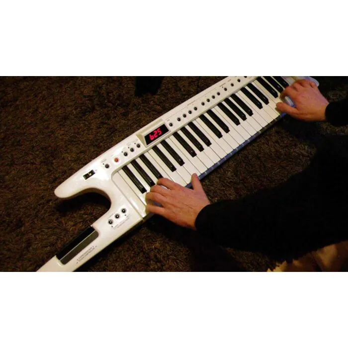 Sintetizador Roland AX-7 Keytar: O Teclado Portátil para Músicos