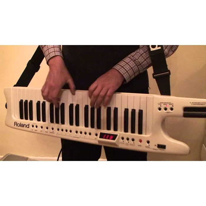 Sintetizador Roland AX-7 Keytar: O Teclado Portátil para Músicos