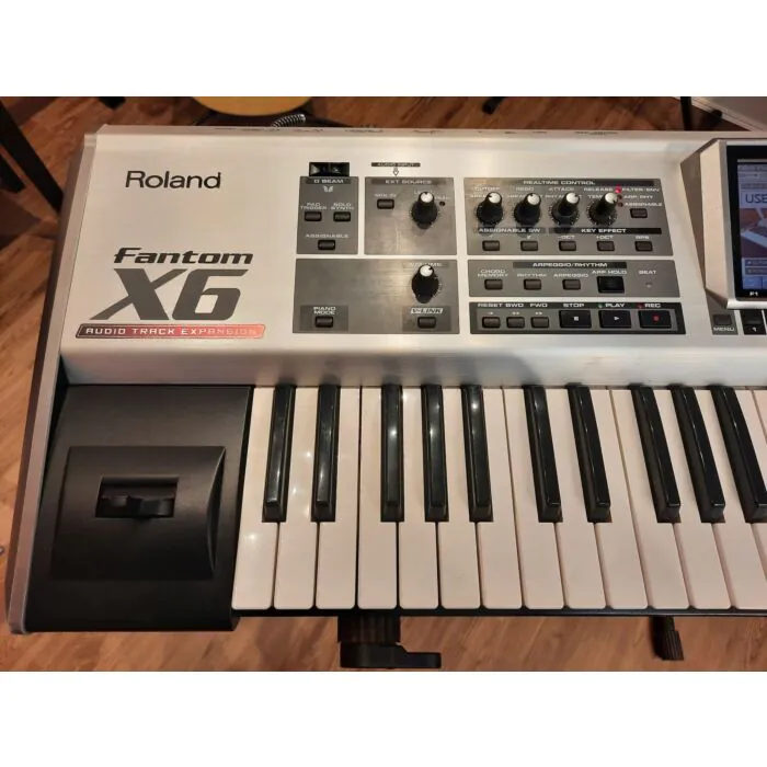 Roland Fantom-X6 Teclado Workstation com Case - Usado