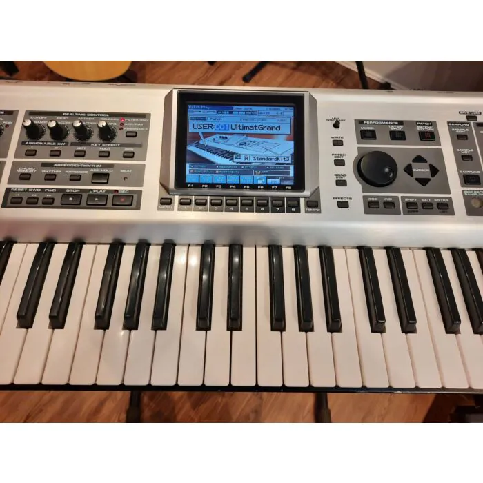 Roland Fantom-X6 Teclado Workstation com Case - Usado