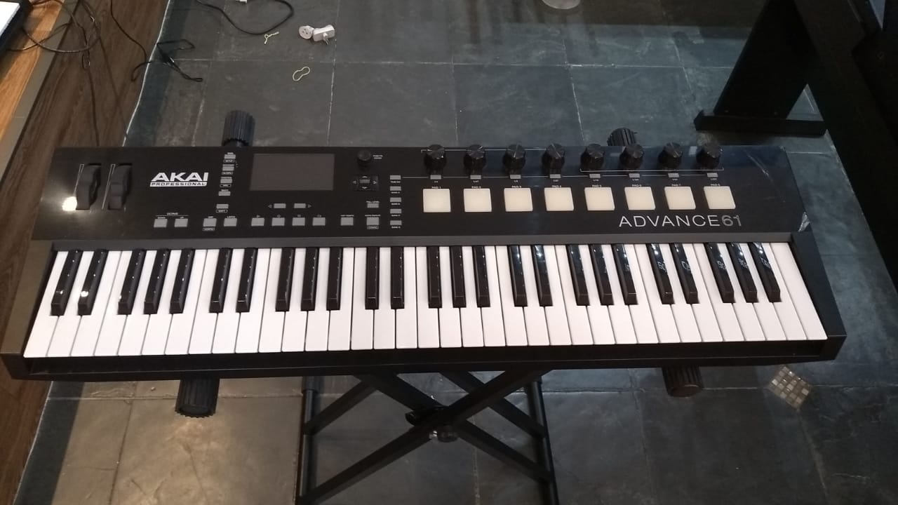 Akai Advance 61 - Teclado Controlador MIDI/USB Usado