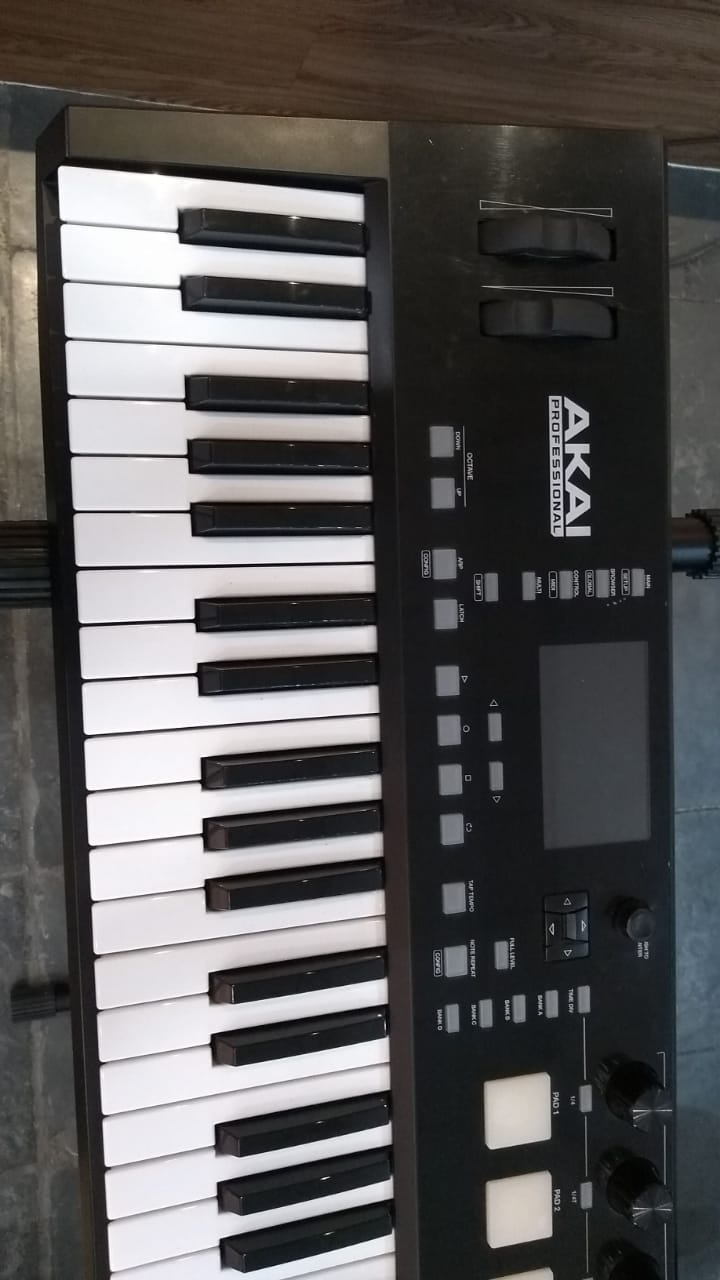 Akai Advance 61 - Teclado Controlador MIDI/USB Usado