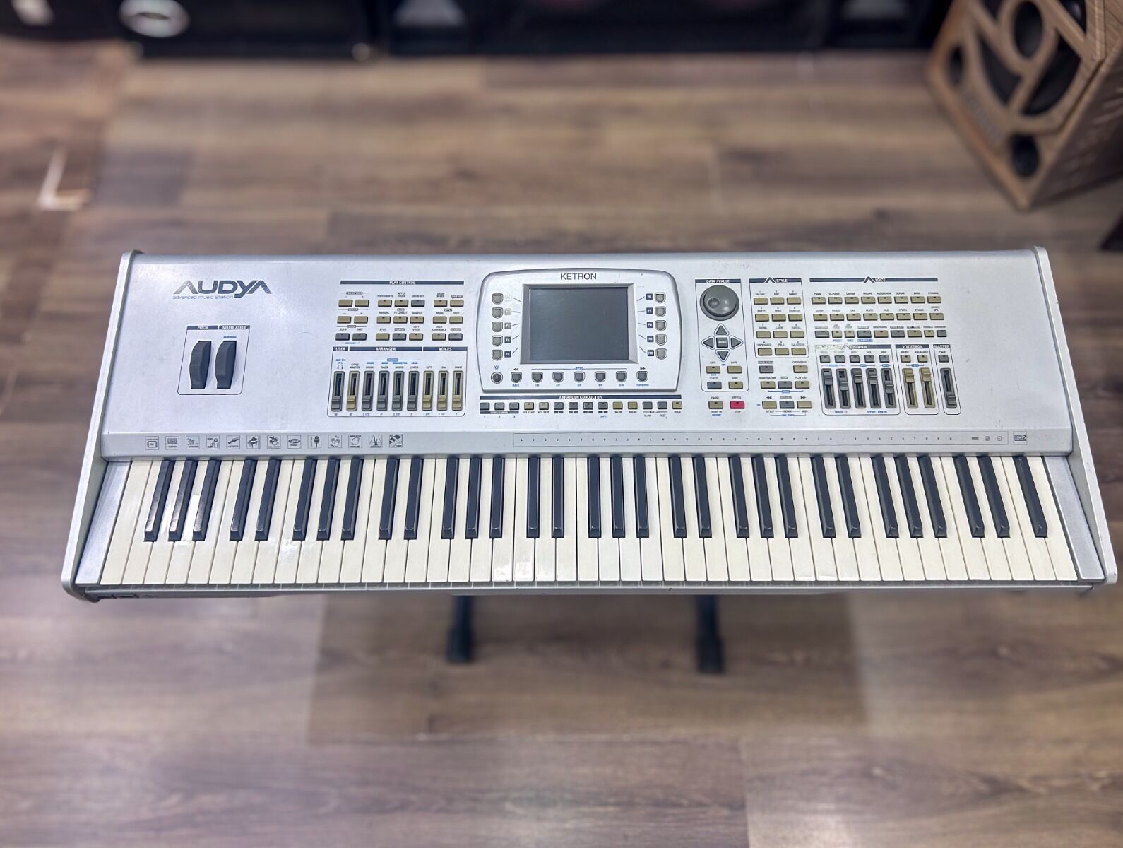 Teclado Ketron Audya 76 - Prata - Usado | TeclaCenter Instrumento