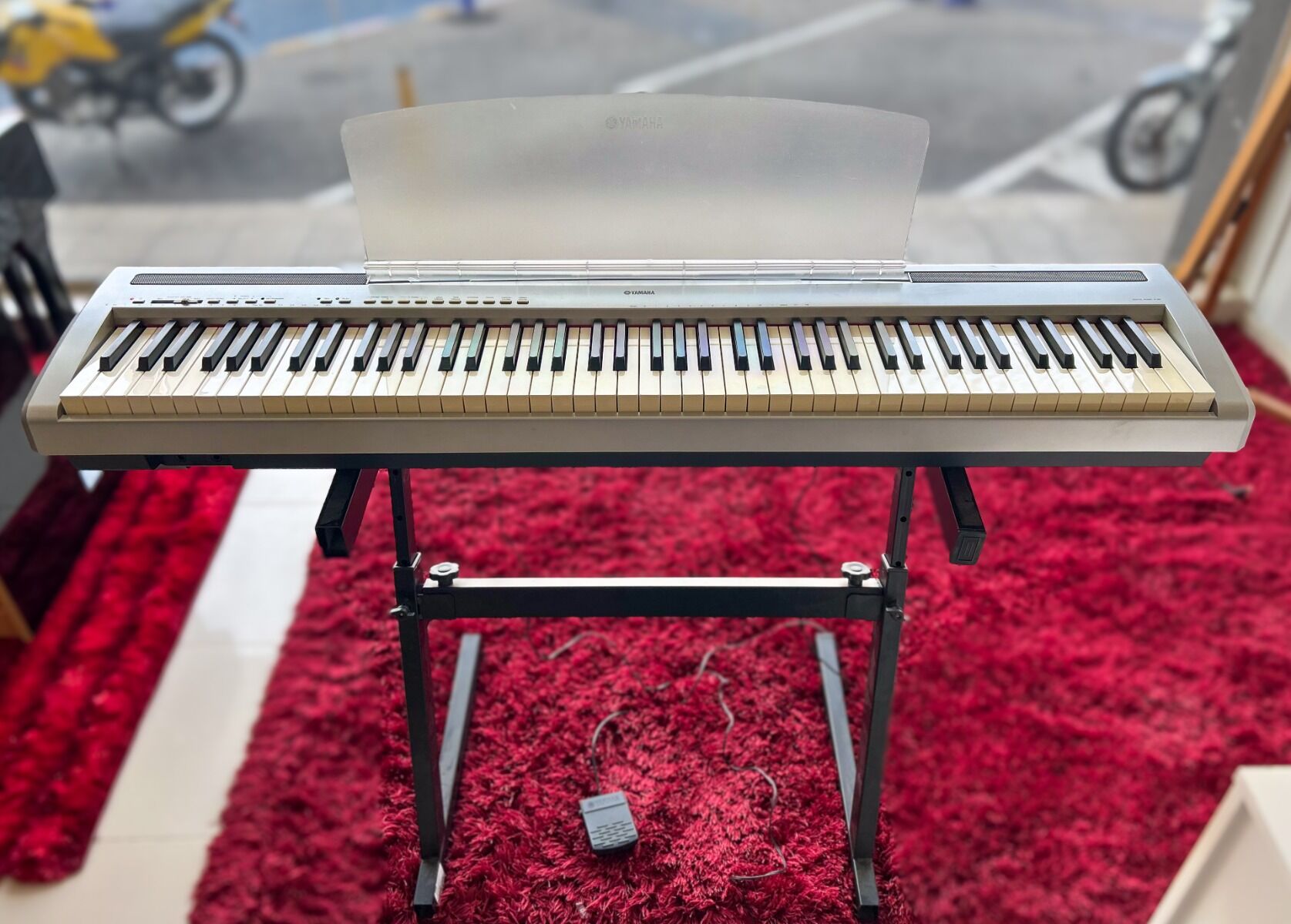 Piano Yamaha P-95 Prata - Usado - Defeito no Botão Power - c/ Fon