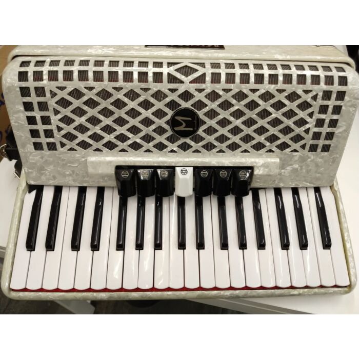 Acordeon michael 80 baixos 32 teclas 7 registros branco - usado O Acordeon Michael ACM8007N possui graves robustos e agudos diferenciados, garantindo versatilidade para tocar qualquer estilo musical, de sertanejo, forró, baião, xaxado à música regional do