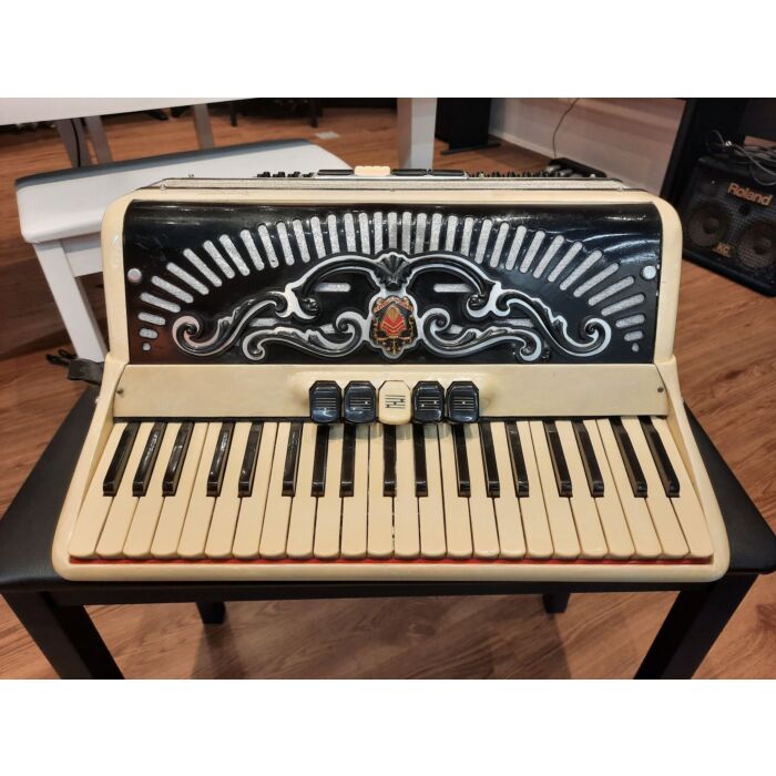 Este acordeon Soprani Ampliphonic Coletta 120 baixos é um instrumento musical usado, mas em ótimo estado de conservação. Com sua sonoridade única e rica em detalhes, é perfeito para músicos que buscam um som autêntico e de qualidade. Com 120 baixos, é cap
