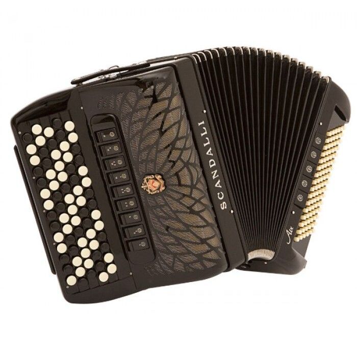 O acordeon Scandalli Air II C é um instrumento musical de alta qualidade, projetado para músicos profissionais e amadores que buscam um som autêntico e expressivo. Com um design elegante e moderno, este acordeon possui 41 teclas e 120 baixos, oferecendo u