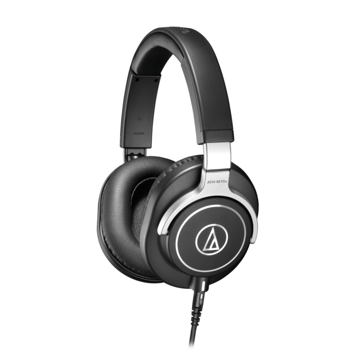 Os fones de ouvido profissionais para monitoração ATH-M70x apresentam drivers patenteados de grande abertura de 45 mm e são ajustados para reproduzir com precisão frequências extremamente baixas e altas (5 a 40.000 Hz) enquanto mantêm perfeito equilíbrio.