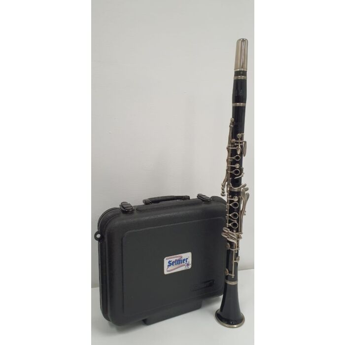 Clarinete Selmer CL300 SIB USA com Case - Usado Fabricante de clarinetes em sua fundação em 1885, a Henri SELMER Paris lançou a produção de saxofones já em 1921, antes de assumir a oficina de Adolphe Sax em 1929, tornando-se assim o legatário universal da