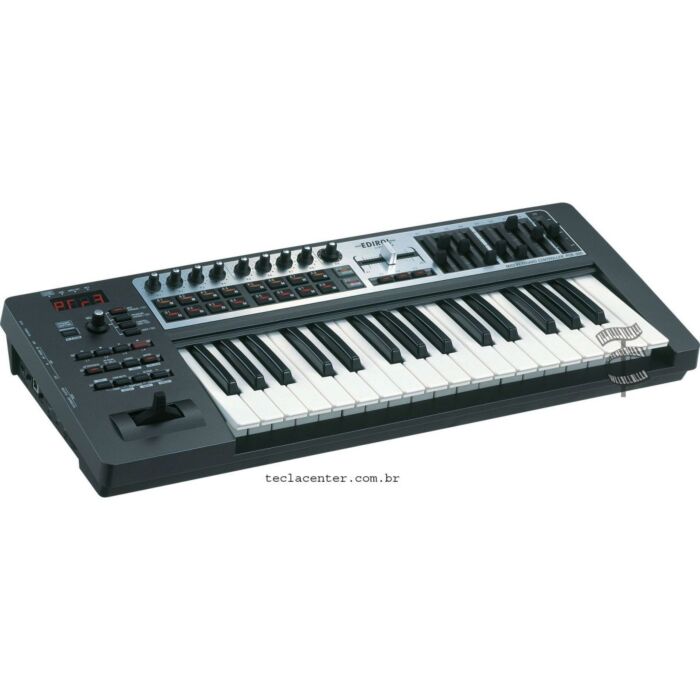 O Roland Edirol PCR-300 é um controlador MIDI compacto e versátil, ideal para músicos e produtores que buscam uma solução portátil para controlar seus softwares de produção musical. Com 32 teclas sensíveis à velocidade, 8 knobs, 8 pads e uma variedade de