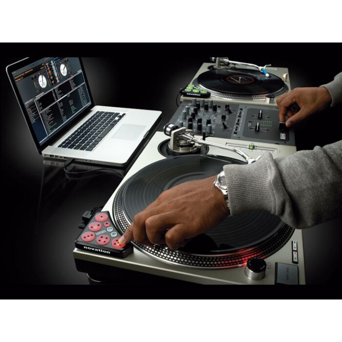 O controlador Novation Serato Traktor é uma ferramenta essencial para DJs que buscam uma experiência de mixagem profissional. Com uma interface intuitiva e fácil de usar, este controlador permite que você controle todos os aspectos da sua música, desde a