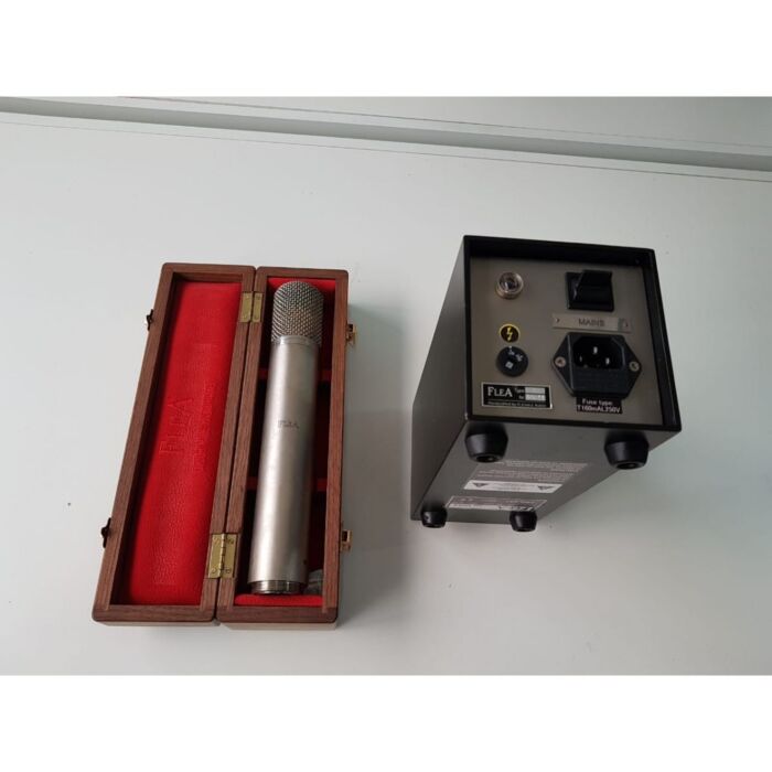 Flea 12 microfone - usado FLEA 12 Microfone - Padrões direcionais cardioide, omni e bidirecional, faixa de frequência de 30Hz a 18kHz, válvula GE6072.-flea 12 microfone - usado ID-5597