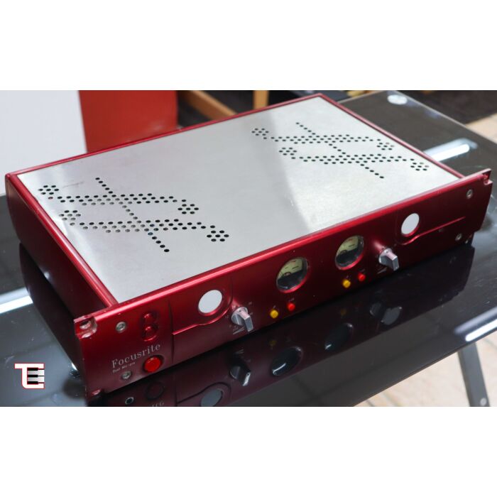 O Focusrite RED 8 Classic Dual Microphone Preamplifier é um pré-amplificador de microfone projetado para gravações estéreo exigentes, como locações clássicas, oferecendo dois canais de alta qualidade. Ele apresenta recursos como phantom power comutável, i