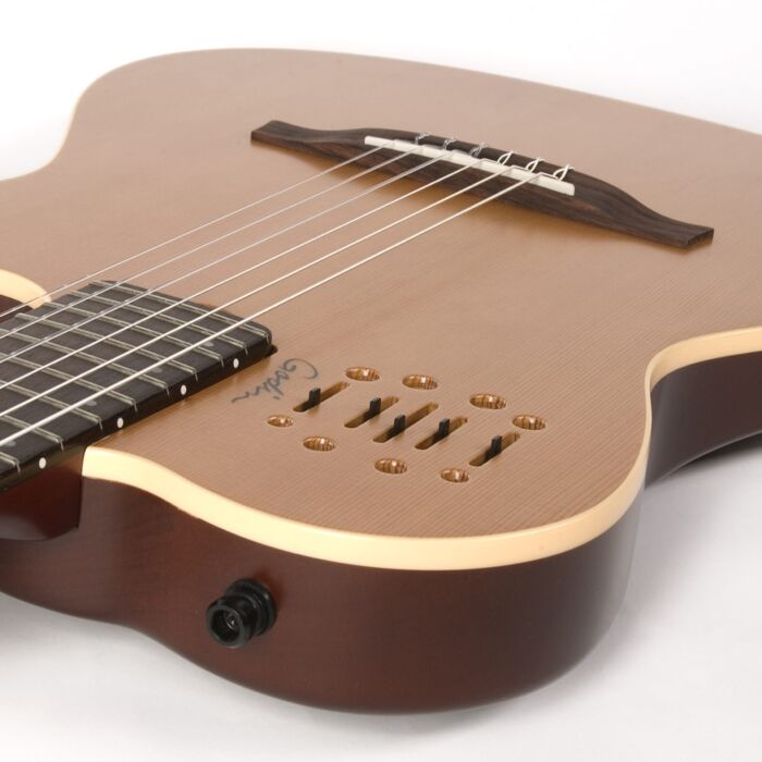 O violão Godin Multiac Encore SG Nylon é uma excelente opção para músicos que buscam um instrumento de qualidade e versatilidade. Com corpo em maple e tampo em cedro maciço, ele oferece um som rico e equilibrado. Além disso, possui um sistema de captação