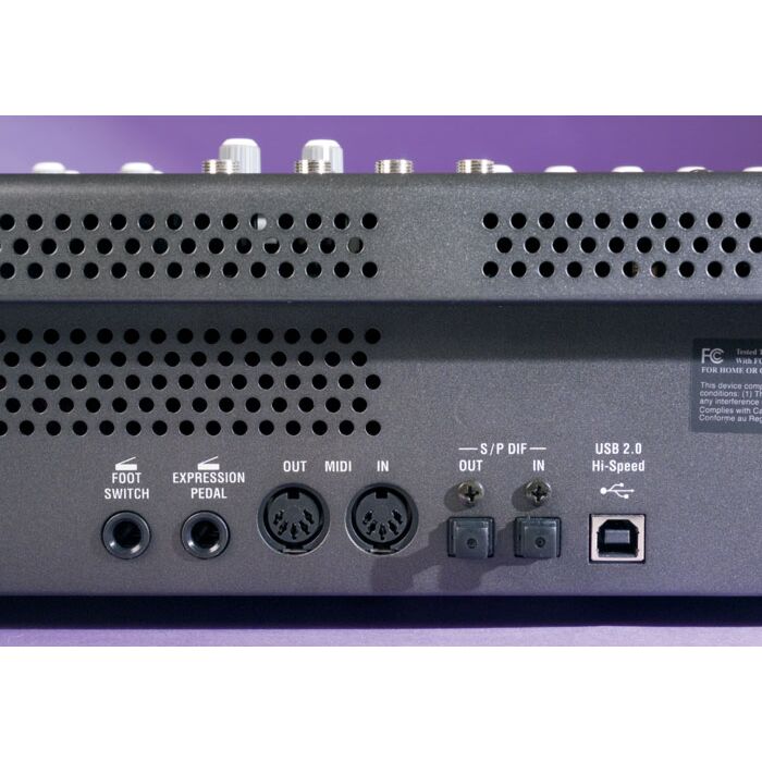 O Korg D-3200B é um gravador digital de alta qualidade, projetado para atender às necessidades de gravação de estúdios profissionais e músicos exigentes. Com 32 canais de gravação simultânea, 16 entradas de microfone e uma ampla variedade de efeitos de pr