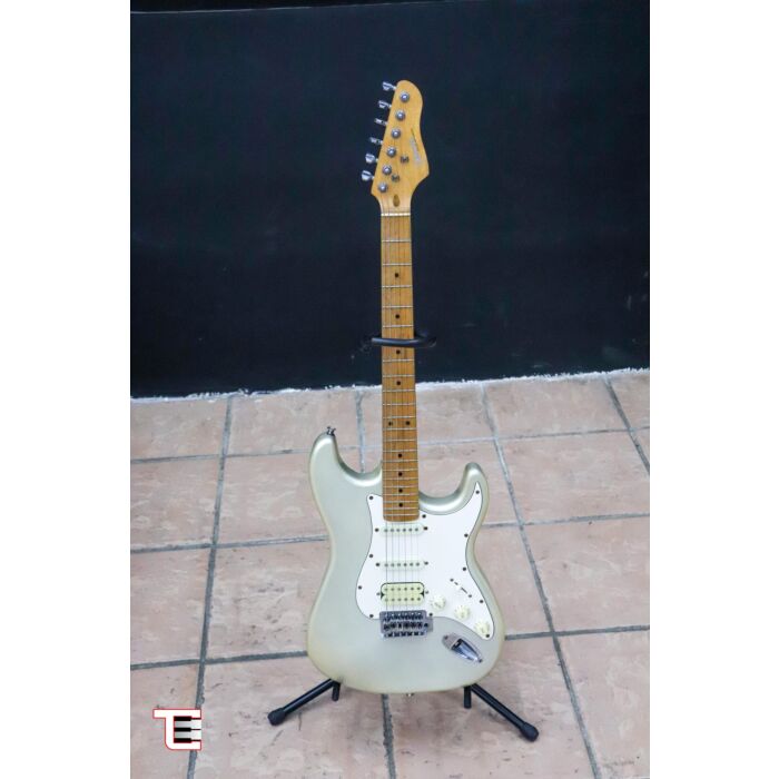 A Guitarra Stratocaster Giannini G 100 3 Singles é uma opção versátil e leve, adequada para diversos estilos musicais. Seu corpo em Basswood e braço em Maple com tensor oferecem estabilidade e ressonância. A escala de Rosewood com 22 trastes em Alpaca e a