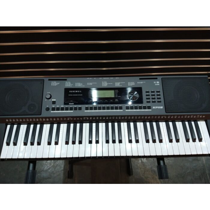 Kurzweil kp110 arranjador - usado Kurzweil KP110 Teclado Arranjador com 61 teclas de ação de sintetizador, conectividade USB, entrada de áudio estéreo, display LCD Multi-Funcional, 240 Estilos de Acompanhamento, modo ‘full-keyboard’,