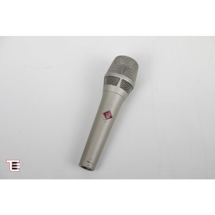 O Neumann KMS 105 é um microfone vocal de alta qualidade projetado para uso em palcos. Ele combina a clareza sonora dos microfones de estúdio da Neumann com a robustez necessária para apresentações ao vivo. Equipado com uma cápsula de condensador, o KMS 1