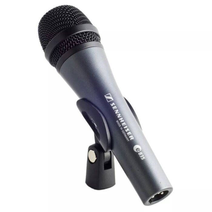 Microfone Sennheiser E835 O E 835 e um microfone principal para vocal no palco, projetado para atuar sob pressão. O padrão de captação de frequencia uniforme mantem a qualidade do sinal ao mover-se dentro e fora do eixo-Microfone Sennheiser E835 - usado I