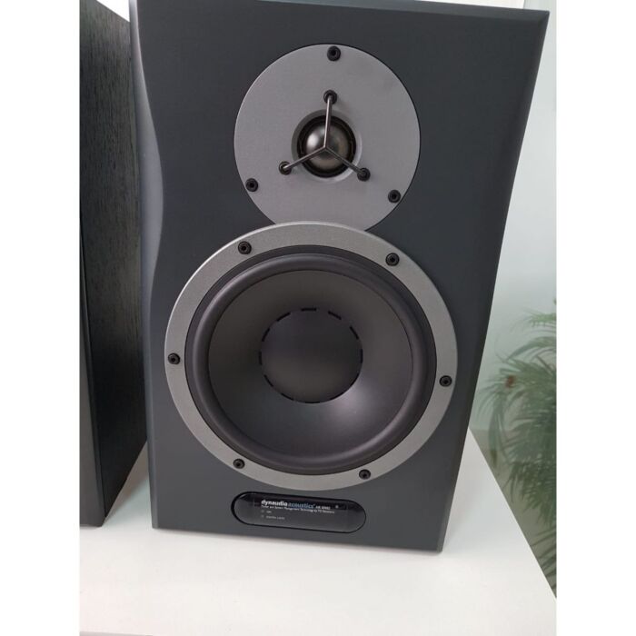 Monitores de referência dynaudio air 12 (par) - usado MONITORES DE REFERÊNCIA DYNAUDIO AIR 12 (PAR) - Usado - Monitor nearfield bidirecional com woofer de 8 , tweeter de cúpula macia de 1,1 , sistema de amplificador/driver de alta precisão (+/- 0,2 dB), -