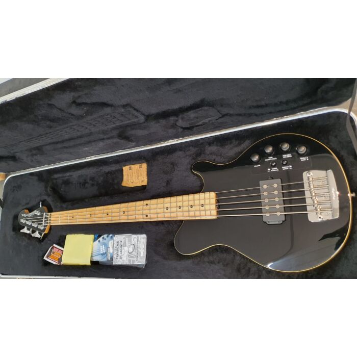 Music man reflex 5 cordas c/ case - usado O baixo Music Man Reflex 5 traz um corpo mais leve que o normal e oferece um leque de timbres de baixo distintivamente diferentes daqueles famosos timbres de baixos Music Man Stingray Bass. Com o Reflex, você pode