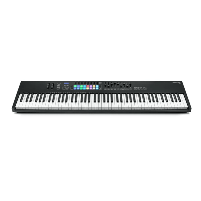 O Launchkey 88 é um teclado controlador MIDI de tamanho completo projetado para criar trilhas musicais de forma intuitiva e expressiva. Com um teclado premium semi-pesado e integração perfeita com várias DAWs, como Ableton Live, Logic Pro e Cubase, você t