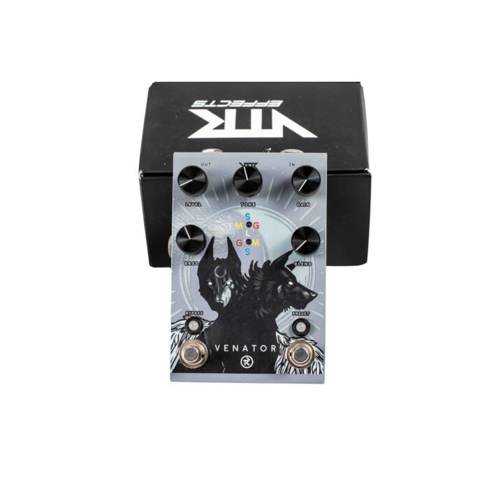 O Venator Distortion combina a base do clássico Proco RAT com tecnologia digital, proporcionando 8 tipos de clipagem, incluindo soft e hard clipping. Com modos como Silício, Germânio, LED e Mosfet, o pedal permite criar texturas variadas de overdrive e di