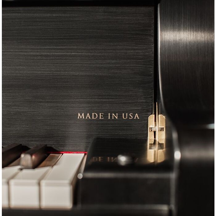 O piano de cauda Mason & Hamlin Model AA é um instrumento de alta qualidade, conhecido por sua sonoridade rica e poderosa. Com um tamanho de 6'2 pol, é um dos modelos mais populares da marca e é frequentemente escolhido por pianistas profissionais e amado