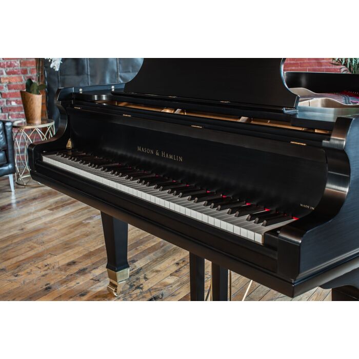 O piano de cauda Mason & Hamlin Model B é um instrumento de alta qualidade, conhecido por sua sonoridade rica e poderosa. Fabricado nos Estados Unidos, é um dos modelos mais populares da marca, sendo utilizado por músicos profissionais e amadores em todo