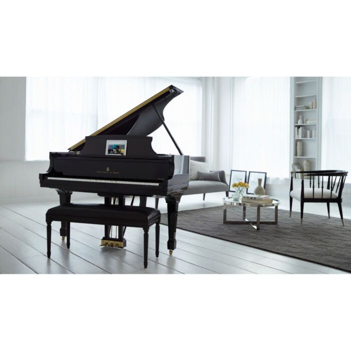 O piano de cauda Steinway & Sons Spirio Modelo M é uma obra-prima da engenharia musical. Com sua construção impecável e design elegante, este instrumento é capaz de produzir um som rico e envolvente que encanta os ouvidos mais exigentes. Equipado com a te