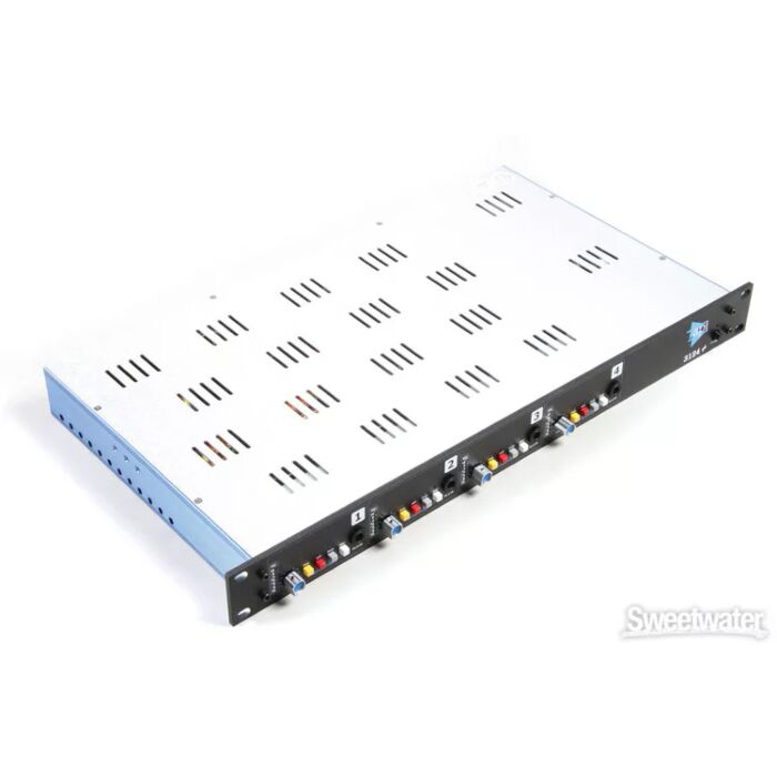 Pré-amplificador api 3124+ rack - usado PRÉ-AMPLIFICADOR API 3124+ Rack - Usado - Pré-amplificador de 4 canais, compacto, de alta qualidade, em uma unidade de rack 1U com 4 preamps 312 na horizontal, com direct input adicional para guitarra/baixo/teclado.