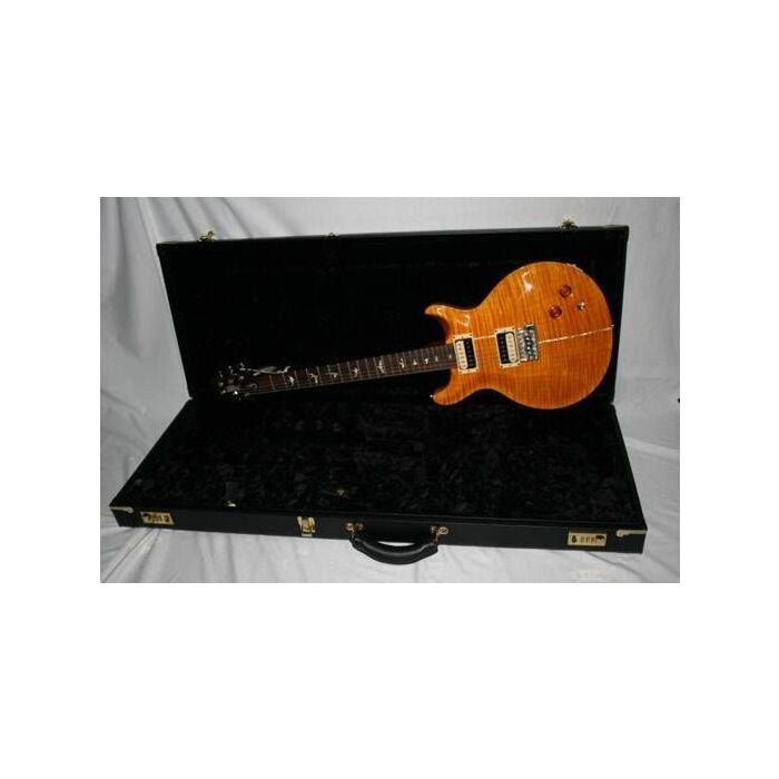 A guitarra Paul Reed Smith (PRS) Santana II é uma obra-prima da luthieria moderna. Criada em colaboração com o lendário guitarrista Carlos Santana, ela apresenta um corpo em mogno com tampo em maple, braço em mogno com escala em ébano e captadores humbuck