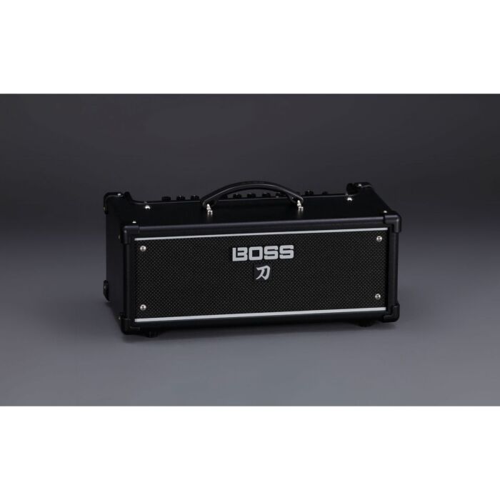O amplificador Roland Boss Katana-Head é uma excelente escolha para guitarristas que buscam um som potente e versátil. Com 100 watts de potência, ele oferece uma ampla gama de timbres, desde os mais limpos até os mais pesados, graças aos seus cinco canais