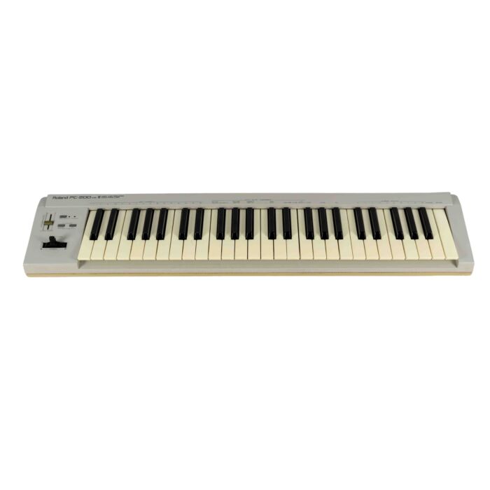 O Roland PC-200 MK-II é um teclado controlador compacto e versátil, ideal para músicos que buscam praticidade e qualidade sonora. Com 49 teclas sensíveis à velocidade, é possível controlar diversos instrumentos virtuais e softwares de produção musical. Al