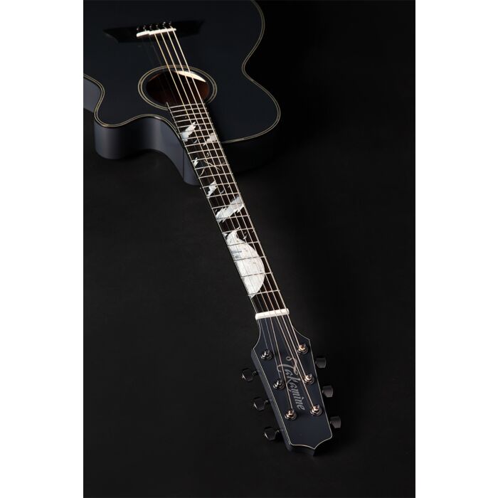 O violão Takamine LTD2019 Moon é uma edição limitada que apresenta um design único e elegante. Com um tampo em abeto sólido e laterais e fundo em pau-rosa, este violão produz um som rico e equilibrado. Além disso, possui um braço em mogno e escala em éban