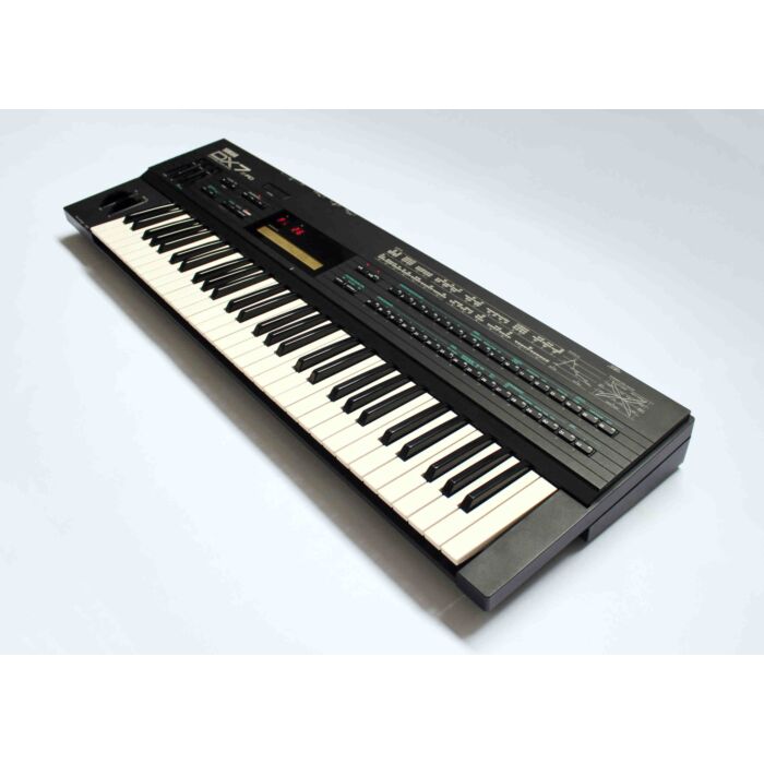 O Yamaha DX7IID é um sintetizador icônico que foi lançado na década de 80 e ainda é muito procurado por músicos e produtores até hoje. Este modelo usado oferece uma ampla gama de sons digitais, incluindo pianos elétricos, cordas, metais e muito mais. Com