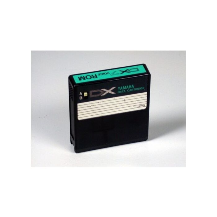 Este produto é um conjunto de 8 cartuchos para o teclado Yamaha DX-7, que inclui uma variedade de grupos de sons, como Master Group, Keyboard & Plucked Group, Orchestral & Percussive Group, Synth. Complex & Effects Group e VCR-102-W. É ideal para músicos