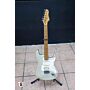A Guitarra Stratocaster Giannini G 100 3 Singles é uma opção versátil e leve, adequada para diversos estilos musicais. Seu corpo em Basswood e braço em Maple com tensor oferecem estabilidade e ressonância. A escala de Rosewood com 22 trastes em Alpaca e a