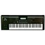 Teclado Yamaha W-7 com 76 teclas sensíveis ao toque.