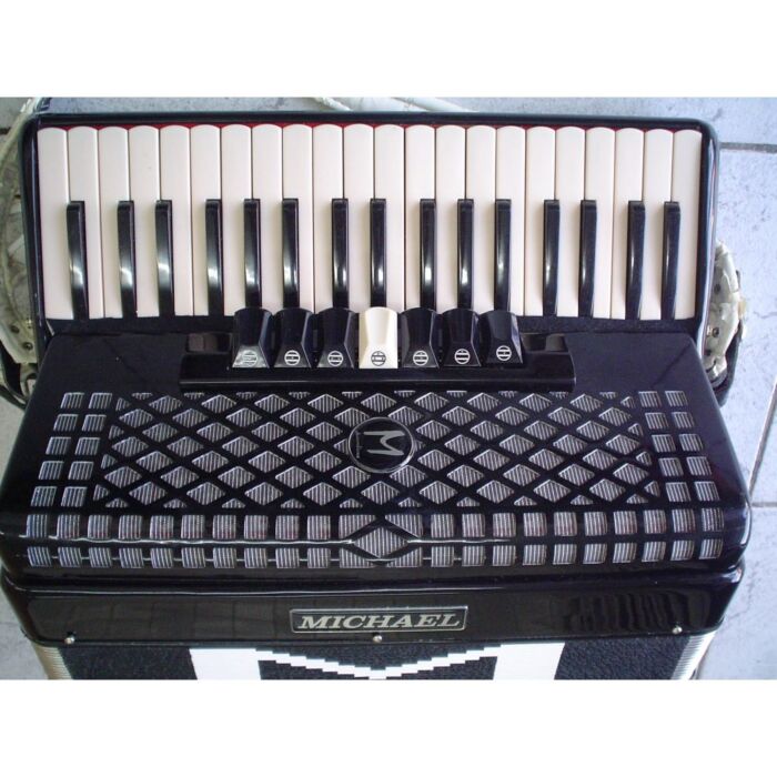 O acordeon Michael 80 baixos é um instrumento musical de alta qualidade, com 32 teclas e 7 registros. É perfeito para músicos que buscam um som autêntico e versátil, capaz de se adaptar a diferentes estilos musicais. Com sua construção robusta e acabament O acordeon Michael 80 baixos é um instrumento musical de alta qualidade, com 32 teclas e 7 registros. É perfeito para músicos que buscam um som autêntico e versátil, capaz de se adaptar a diferentes estilos musicais. Com sua construção robusta e acabament
