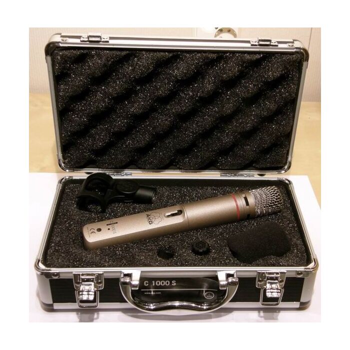 O microfone AKG C1000 S é uma excelente escolha para quem busca qualidade de som tanto em palco quanto em estúdio. Com sua cápsula de condensador de diafragma pequeno, ele oferece uma resposta de frequência ampla e detalhada, capturando com precisão a voz